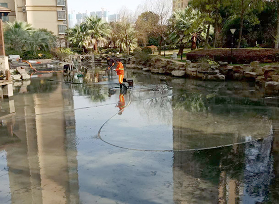 湾岭镇景观池淤泥清理