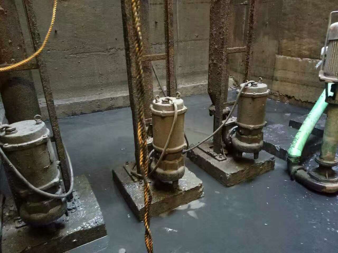 湾岭镇污水池清理