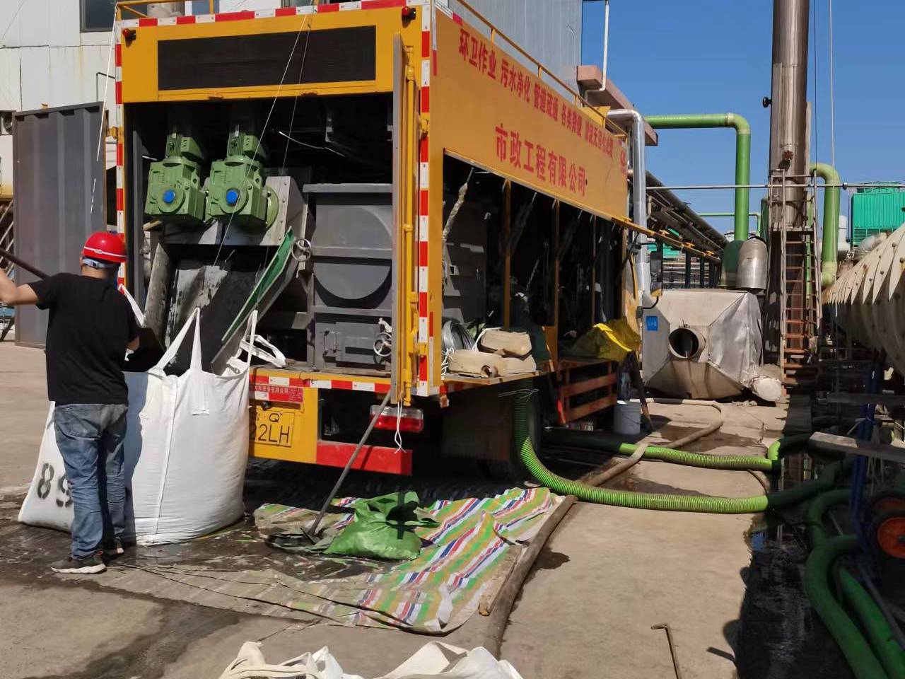 湾岭镇淤泥压干处理