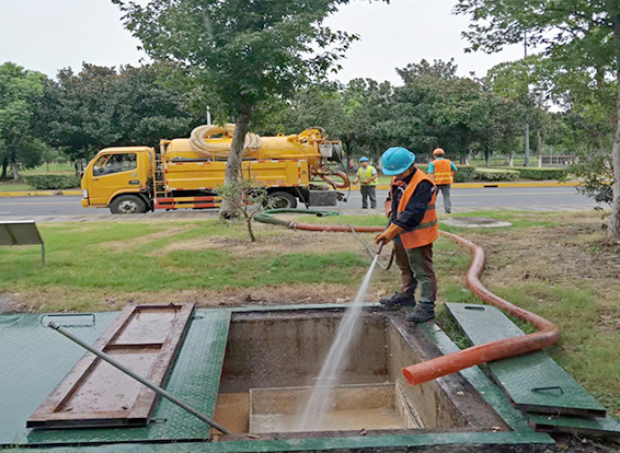 湾岭镇化油池清理